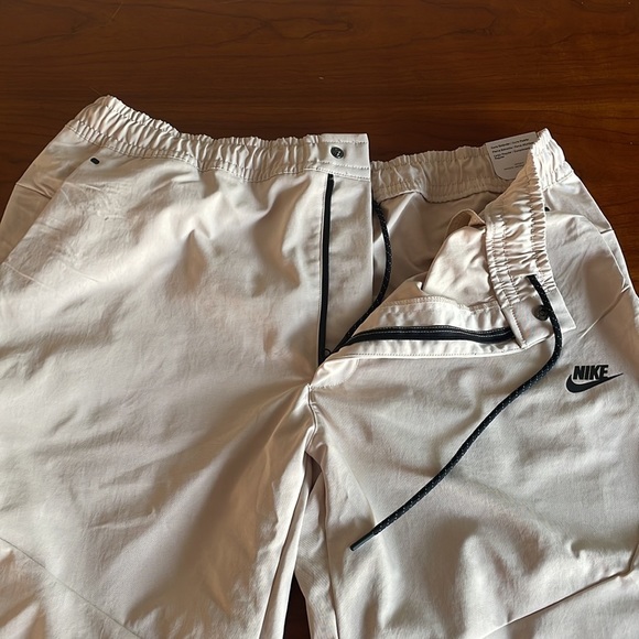 Mens Nike Sportswear Tech Unlined Commuter Pants DH4224-126 Beige NWT - Picture 4 of 4